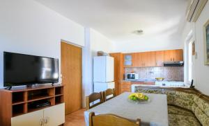 Apartment MARIO - veliki stan za odmor - terasa- vrt - bazen - pogled more, izoliran