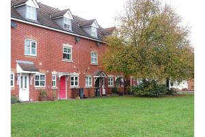 Hawksworth House in Chelmsley Wood, Birmingham near Solihull, near the NEC, HS2, JLR, Bear Grylls Centre, Resorts World and Birmingham airport, with a garage and free parking, great for families and contractors