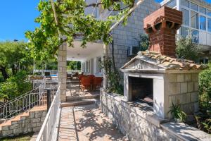 Apartment MARIO - veliki stan za odmor - terasa- vrt - bazen - pogled more, izoliran