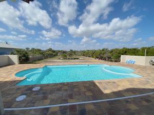 Castle, pvt pool, hot tub, beach, mini-golf, dock, fishing, ping pong