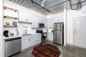 Cozy Luxury Apartment Close to Fiserv with Parking