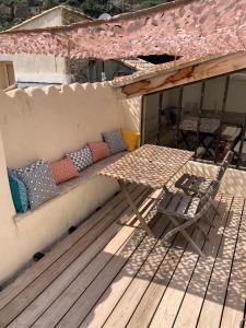 Maisons de vacances Maison de village climatisee avec terrasse en Provence : photos des chambres