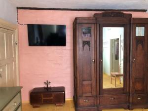 Tranquil country cottage with outdoor fireplace