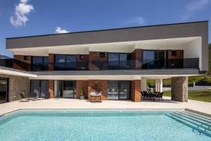 NEW! Villa Nella Foresta with private 66sqm heated pool, Whirlpool, Tennis court, Gym, Billiards, 4 en-suite bedrooms - Baraći