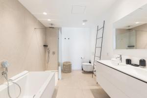 Infinity 0-8 LUXE SEA VIEW 2B