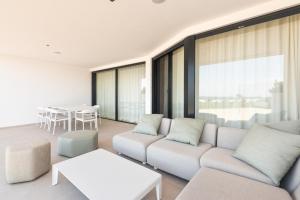 Infinity 0-8 LUXE SEA VIEW 2B