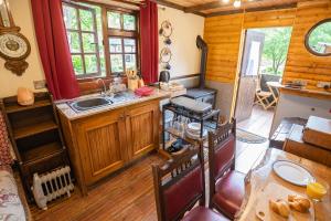The Old Pumphouse Shepherds Hut with Hot Tub