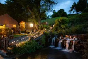 The Old Pumphouse Shepherds Hut with Hot Tub - Meerbrook