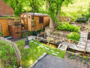 The Old Pumphouse Shepherds Hut with Hot Tub