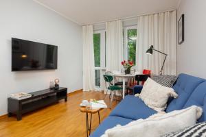 Central Apartment Solec Wilanowska by Renters