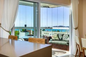 Varandas do Atlântico 301-B – Apartamento de Alto Padrão com Vista Panorâmica para o Mar em Bombas.