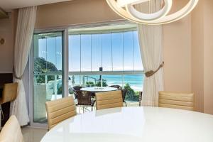Varandas do Atlântico 301-B – Apartamento de Alto Padrão com Vista Panorâmica para o Mar em Bombas.