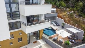 SunnySide luxury suites with free parking and swimming pool
