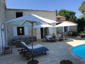 Villas Maison ancienne avec piscine au milieu des vignes : photos des chambres