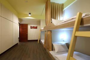 Giường Tầng Trong Phòng Ngủ Tập Thể Cho Nam Và Nữ (Bunk Bed in Mixed Dormitory Room)