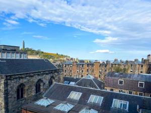 Lively & Energetic 2BR on The Royal Mile