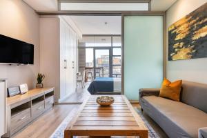 Backup-Power Elegant NY Balcony Apartment
