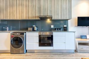 Backup-Power Elegant NY Balcony Apartment