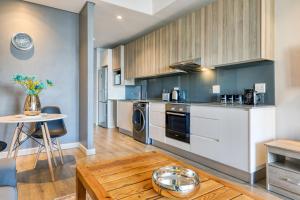 Backup-Power Elegant NY Balcony Apartment