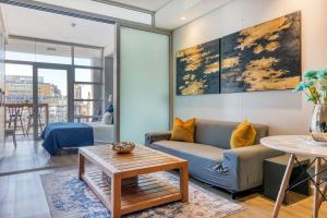 Backup-Power Elegant NY Balcony Apartment