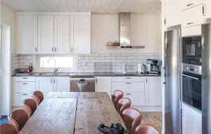 Cozy Apartment In Sysslebäck With Wifi