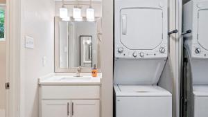 Cozy Efficiency Studios Close to Downtown and Domain