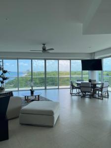 Beach, pool 3BR Apartment - 8 guests
