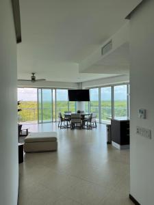 Beach, pool 3BR Apartment - 8 guests