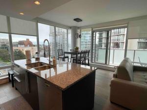 WaterFalls Hotel - Deluxe 2 bedroom suite downtown free parking with pool and Air Conditioning