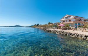 1 Bedroom Amazing Apartment In Nevidane - 4hvězdičkové hotely ve městě Neviđane