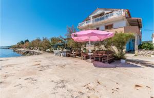 1 Bedroom Amazing Apartment In Nevidane 