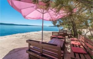 1 Bedroom Amazing Apartment In Nevidane 