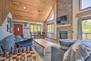 Cabin 1 Mi to Sand Valley, 1 Block to Beach - New Rome