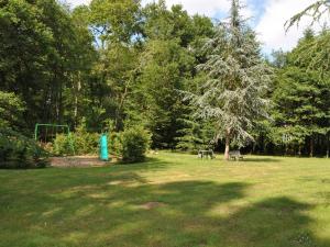 Maisons de vacances Gite confortable avec parc boise, activites familiales et equipements modernes pres de la Loire - FR-1-381-470 : photos des chambres