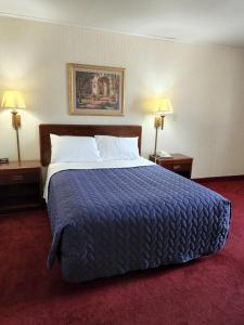Queen Room - Non-Smoking room in Family Budget Inn