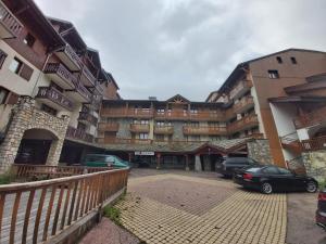 Appartement confortable avec accès direct aux pistes, parking et vue sur Bellevarde - FR-1-518-100