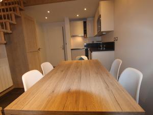 Studio rénové avec mezzanine – Centre Val-dIsère - FR-1-518-123