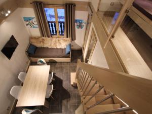 Studio rénové avec mezzanine – Centre Val-dIsère - FR-1-518-123