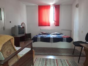 CAMERA CU BAIE si Curte-CENTRU ISTORIC