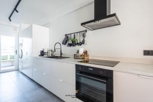 Luxurious apartment next to the sea and city centre with free parking space