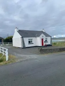 Ballyliffin Quaint Irish Cottage overlooking Malin Coast - Straid