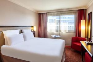 Hotels B&B HOTEL Saint-Quentin-en-Yvelines Centre Gare 4 etoiles : photos des chambres