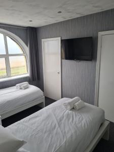 Twin Room with Sea View room in Queens Plaza Hotel