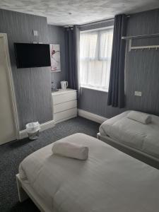 Twin Room room in Queens Plaza Hotel