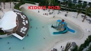 AZURE A6 beachpool with Balcony Wifi near mall airport