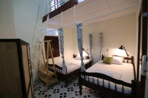 Phòng Đôi Loại Sang có Giường Phụ (Deluxe Double Room with Extra Bed)