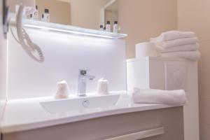 Hotels The Originals City, Relax'Otel & Spa, Le Barcares : photos des chambres