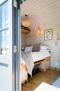 Boutique Cornish Shepherds Hut with Hot Tub