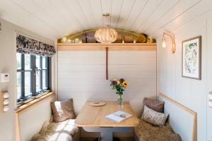 Boutique Cornish Shepherds Hut with Hot Tub