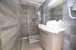 Hotels The Originals City, Relax'Otel & Spa, Le Barcares : photos des chambres
